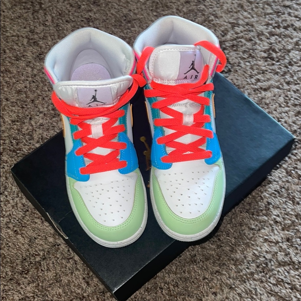 Air Jordan 1 MID SE Vibrant Sneakers